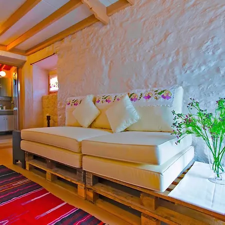 Lilyum - Tas Ev Alaçatı